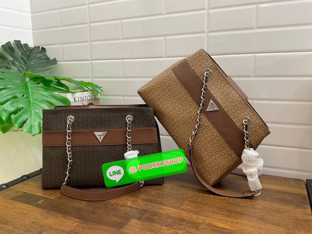 GUESS กระเป๋าสะพายผู้หญิง รุ่น SV859606 VIOLET SATCHEL กระเป๋าถือหรือสะพายสินค้านำเข้าจาก GUESS FACTORY รุ่นยอดนิยม ลายโลโก้ รอบใบ หนัง faux-saffiano หนังคุณภาพดี ตั้งอยู่ทรง สายโซ่ทองต่อหนังสะพายไม่เจ็บไหล่ โลโก้แบรนด์ สวยโดดเด่นที่กระเป๋าด้านหน้า เปิดปิ