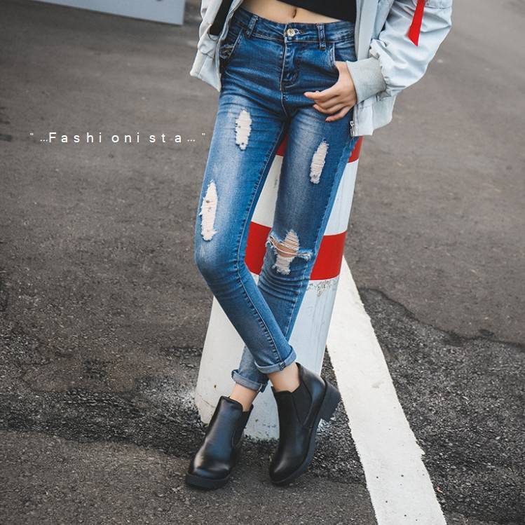 แบบขายดีติดดาว Best Seller!!! งานฮ็อตฮิต รองเท้าบู้ททรงสั้นหุ้มข้อสไตล์ casual วัสดุหนัง pu เนื้อหนานุ่มคุณภาพดี พื้นยางหยักกันลื่นดีเยี่ยม ส้นหนา 2" ทรงแน่นกระชับ เพิ่มฟังค์ชั่นการใช้งานถอดใส่ง่ายและช่วยเพิ่มความยืดหยุ่นสะดวกมากยิ่งขึ้นด้วยขอบยางยืด