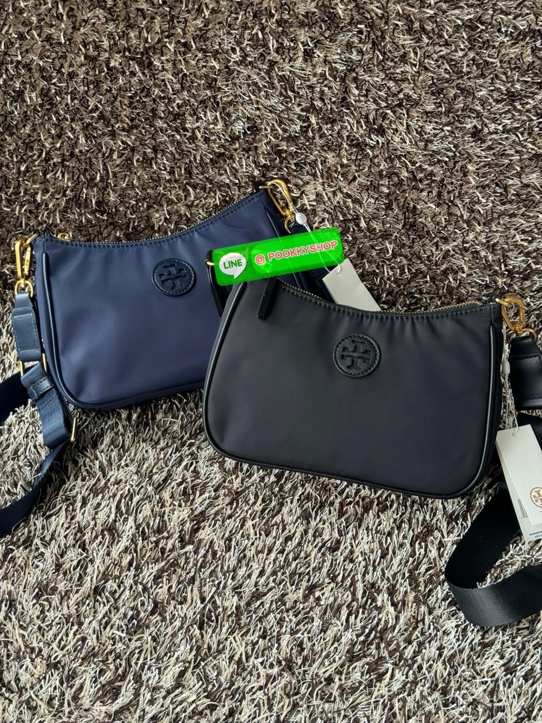 Tory burch nylon web mini hobo เป็นอีกหนึ่งตัวเลือกที่น่าสนใจสำหรับคนที่กำลังมองหากระเป๋าที่เน้นการใช้งาน ดีไซน์เรียบง่าย น้ำหนักเบา เน้นการใช้งานเป็นหลัก อีกทั้งยังมีสายสะพายแบบสปอร์ตช่วยคุณสะพายบนไหล่หรือครอสบอดี้ได้สะดวก ที่สำคัญ ผลิตจากผ้าไนลอนที่มีคว