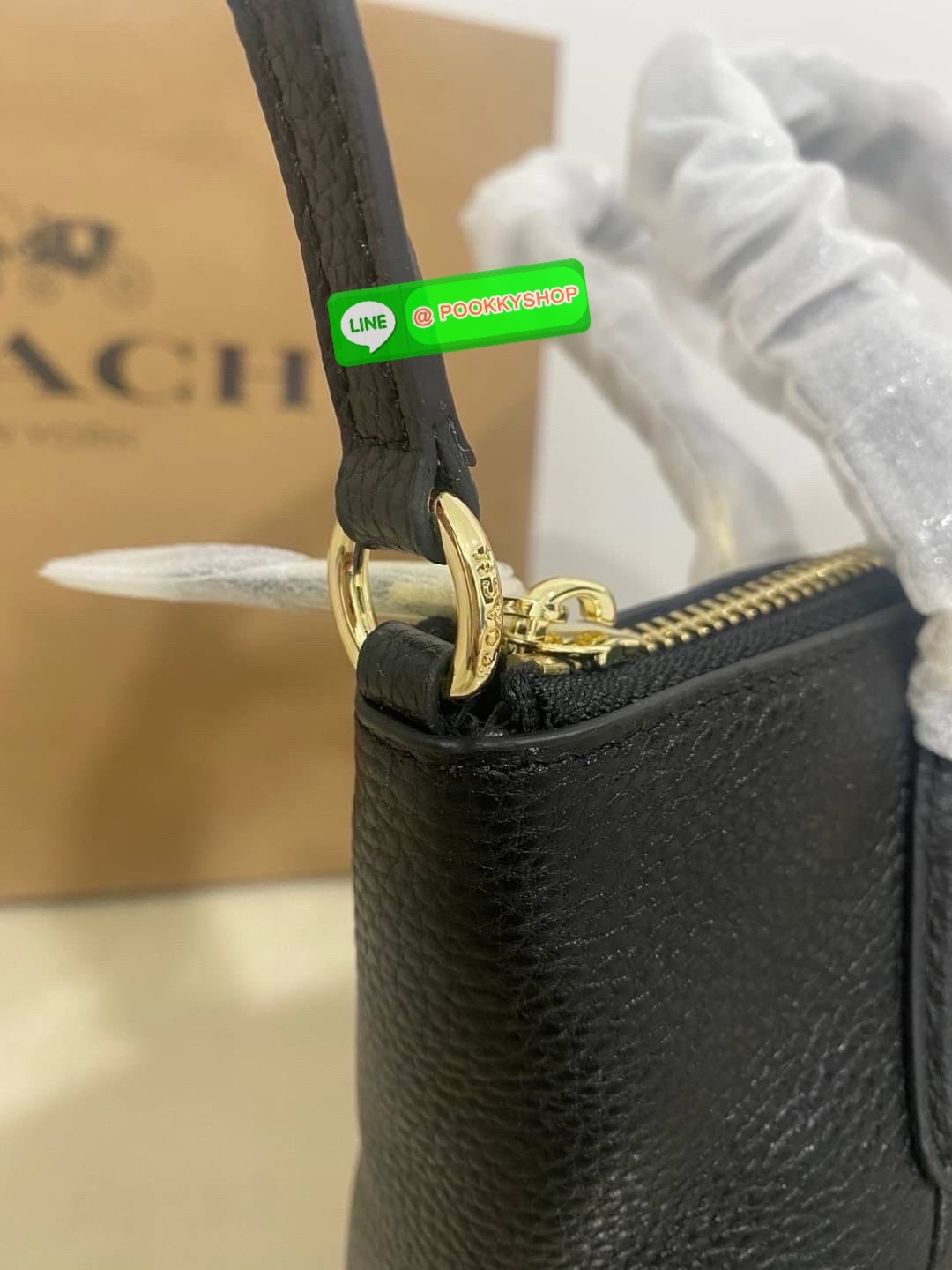 COACH MINI KELSEY SATCHEL IN PEBBLE LEATHER (F57563) 🖤 สีดำคลาสสิก หนังแท้ทั้งใบ สายสะพายถอดได้ 🎀 ขนาดกำลังพอดี ใส่ของจำเป็นได้ครบ มือถือ กระเป๋าสตางค์ พวงกุญแจ 💎 อะไหล่ทองสวยเรียบหรู มีป้ายห้อย COACH และโลโก้ปั๊มกลางใบ