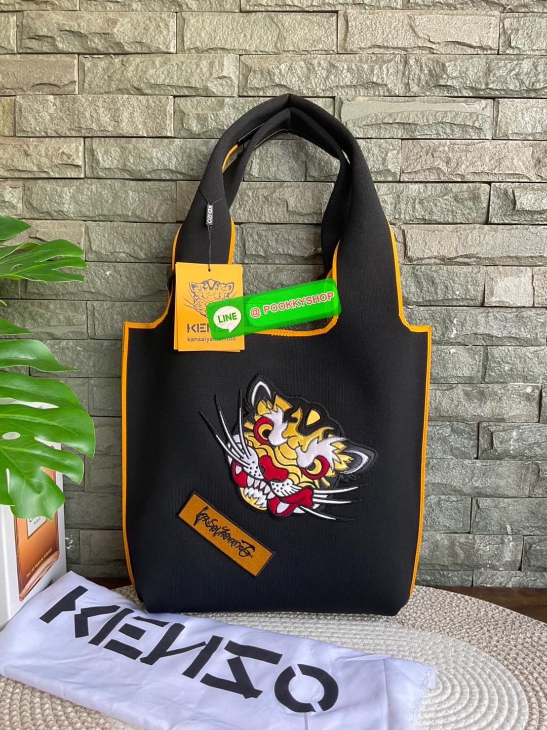 🚚 พร้อมส่ง 🚚 KENZO X KANSAI YAMAMOTO TIGER TOTE BAG กระเป๋าสะพายไหล่ ทรง โท้ทิสี ดำ และ น้ำเงินเข้ม x คันไซ ยามาโมโตะ Three Tigers จาก KENZO โดดเด่นด้วยลวดลายปัก วัสดุเป็นผ้าอย่างหนานุ่มคุณสมบัติพิเศษเฉพาะแบรนด์ น้ำหนักเบามากๆ หูหิ้วด้านบน