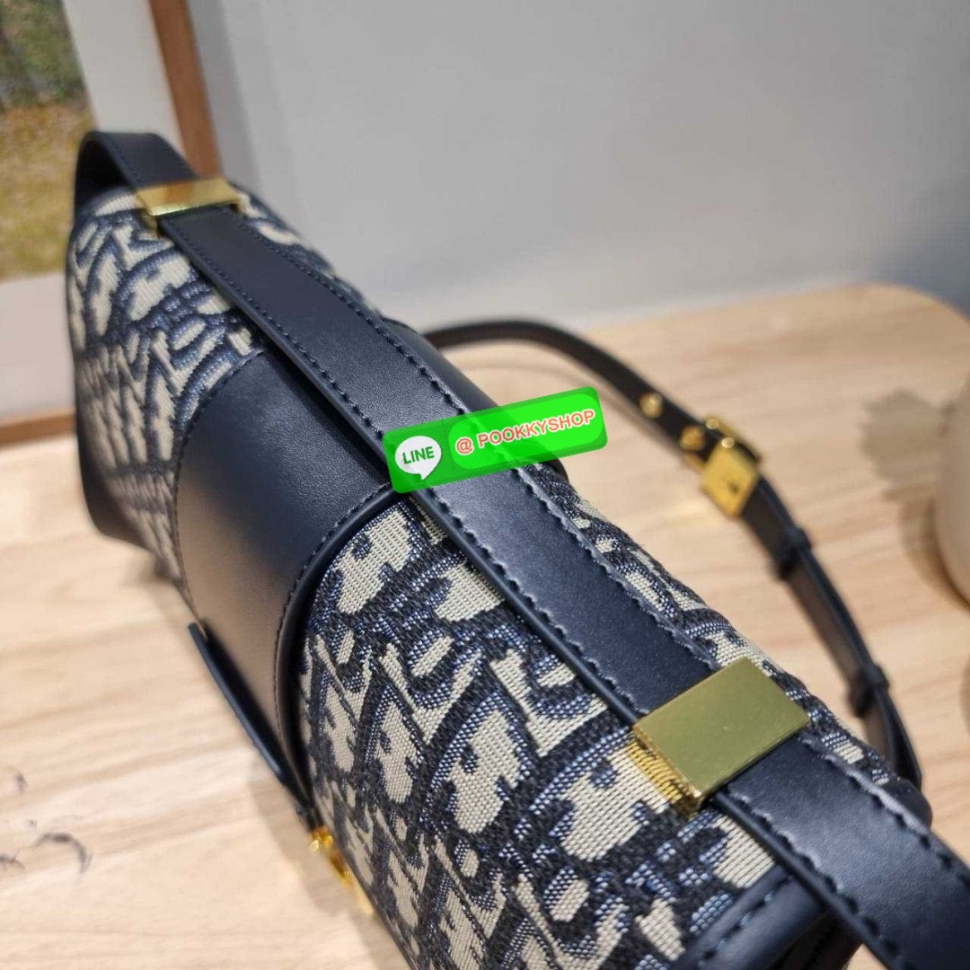 CD 30 MONTAIGNE BAG 🔆 Details กระเป๋าสะพายข้างสุดฮอต จากเคาน์เตอร์ dutyfree ที่สาวๆต้องไม่พลาด ทรงสวยมีกิมมิคในตัว ดูแพง ดีไซน์ย้อนยุคเป็นเอกลักษณ์ เปิด-ปิดด้วยอะไหล่กดล็อคแน่นหนา ใช้งานง่าย ด้านหลังมีช่องใส่ของจุกจิกได้ ภายในเป็นช่องโล่ง ใส่ของสำ