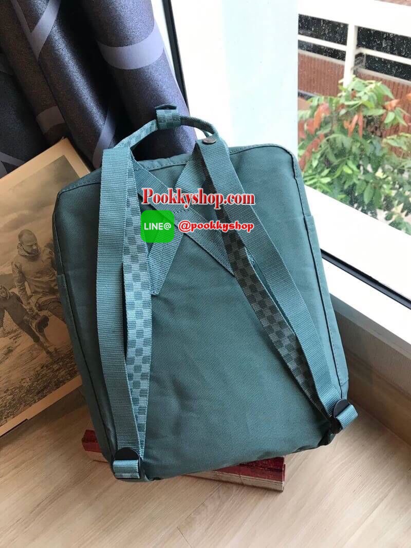 Classic มีกล่องแบรนด์ Kanken backpack รุ่น Classic แบรนด์ดังจากสวีเดนที่นิยมกันมากในหมู่วัยรุ่น กระเป๋าเป้ที่มีน้ำหนักเบา แต่มีความทนทาน และช่องว่างต่างๆมากขึ้น มีซิปหน้าสำหรับใส่ของกระจุกกระจิก และหูหิ้วทั้งด้านหน้าและด้านหลัง สำหรับการหิ้วถือได้สะดวก ใส