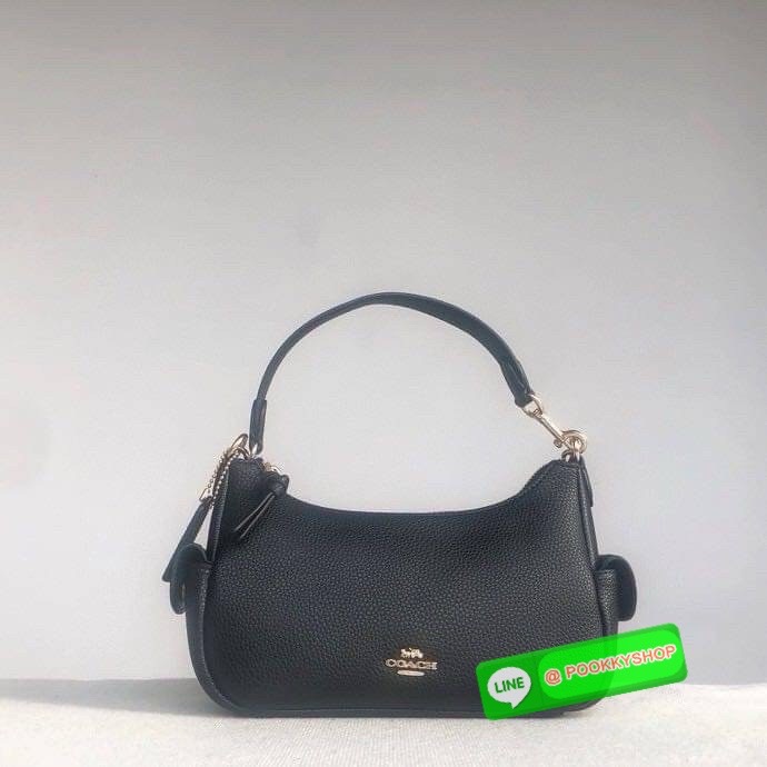 สะพายแล้วไม่ต้องพูดอะไร… คนก็รู้ว่าเรามีรสนิยม Coach C7223 – Swinger 20 รุ่นฮิต ลาย C คลาสสิก แต่งขอบหนังแท้ขาว ใบเล็กพกง่าย แต่ทรงสวยเก๋ ถือก็ได้ สะพายก็เป๊ะ ใช้ได้ทุกวันไม่มีเบื่อ แมตช์กับลุคไหนก็เข้า… เพราะความเรียบมีพลังในตัวเองค่ะ