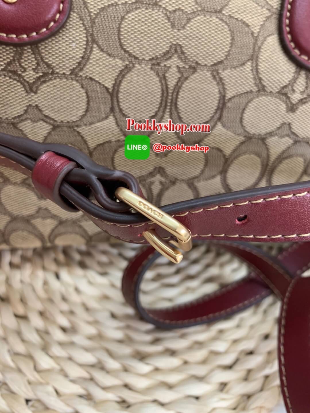 COACH IVIE BENNETT SATCHEL IN SIGNATURE JACQUARD BAG ✔️วัสดุผ้าJACQUARD +pvc ✔️ป้ายห้อยเป็นโลหะแบรนด์ ✔️เปิดปิดกระเป๋าแบบซิป ภายในใส่กระเป๋าสตางค์ใบยาวได้ ของอื่นๆจุค่ะรุ่นนี้ ✔️สายสะพายถอดออกได้ เลื่อนปรับระดับได้นะคะ