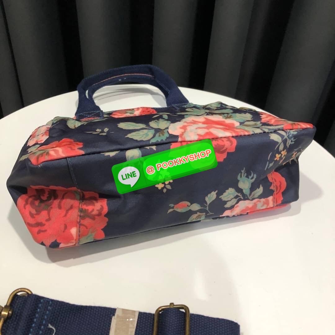 Cath Kidston Mini day Bag กระเป๋าถือหรือสะพายสุดชิค เหมาะสำหรับใช้สะพายในวันทำงานหรือวันสบายๆ เก็บของใช้ระหว่างวันได้เยอะค่ะ เปิด-ปิดด้วยซิป ด้านในมี 1ช่องใหญ่ ช่องซิป 1ช่องและช่องเล็กให้แยกเก็บมือถือของจุกจิก สวยคุ้มมากๆ มีหูจับ มาพร้อมสายสะพายยาวปรับระด