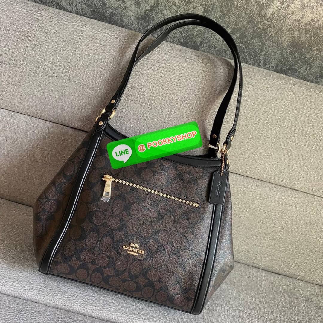 COACH C6232 KRISTY SHOULDER BAG IN SIGNATURE CANVAS (COACH C6232) สุดคุ้ม สาวๆสายช้อป ห้ามพลาด กระเป๋าสะพายไหล่ ใบใหญ่จุของได้เยอะ สายช้อปใช้งานเกินคุ้ม วัสดุหนังแคนวาส ภายในช่องกว้าง แบ่งสัดส่วน ด้านหน้ามีช่องซิป เปิด ปิด ด้วยกระดุมแม่เหล็กมีช่องซิปตรงกล