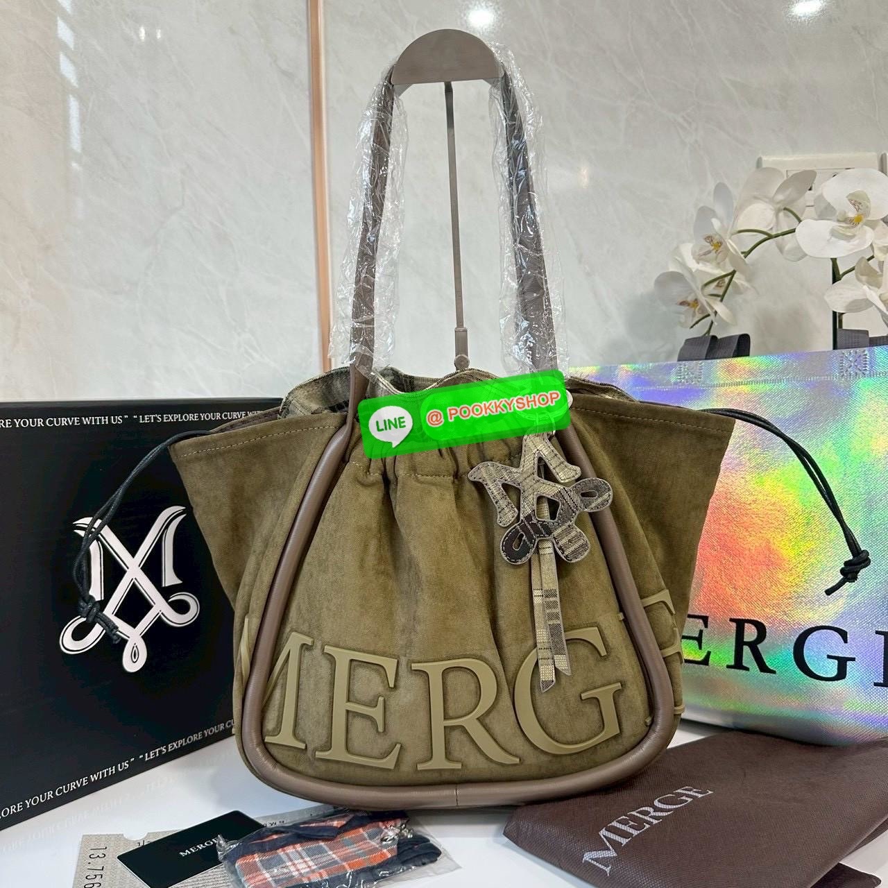 Merge A Day Bag Medium - Suede Edition (Limited) 🔖กระเป๋าสะพายไหล่ size ใหม่ ขนาดกระทัดรัดขึ้น แต่ยังสามารถจุของได้เยอะเหมือนเดิม ปรับสายกระเป๋าเป็นแบนสะพายทั้งวันไม่รู้สึกเมื่อยไหล่คะ
