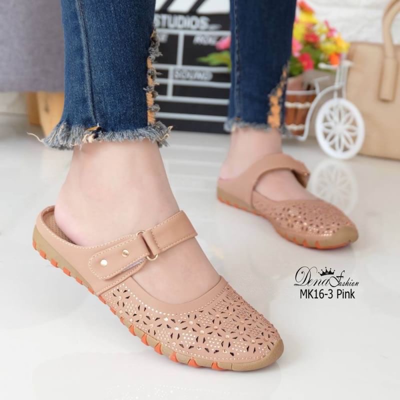 MK16-3 เปิดส้นหน้าเพชร น่ารักแบบเก๋ๆ คัชชูเปิดส้นเตี้ยตกแต่งด้วยเพชรหน้าเต็ม สวมใส่สบาย สายคาดหน้าแบบเข็มขัดปรับความกระชับได้อีกนิดด้วยเมจิกเทปเพียงดึงแปะง้ายง่าย