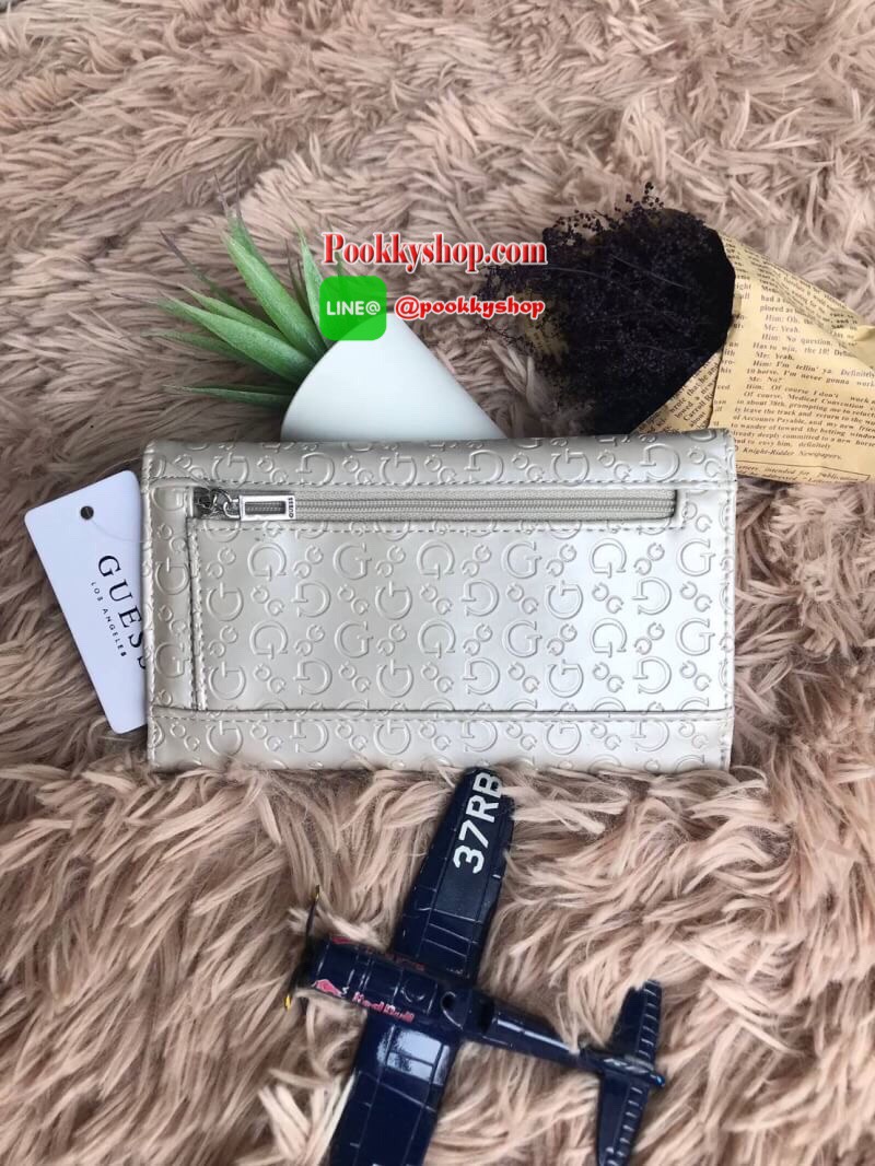 Guess Flap Over Wallet กระเป๋าสตางค์ขนาดกลางแบบ3พับ เปิดปิดด้วยกระดุม ภายในมีช่องเสียบการด์ ใส่รูป ใส่ธนบัตร และช่องซิปใส่เหรียญด้านหลัง วัสดุหนังPU แบบLogo printสั้งด้านหน้าและด้านหลัง มีดีเทลด้านหน้าคล้ายซองจดหมาย น่ารักอีกสไตล์หนึ่งจาก Guessเลยคร้า!!