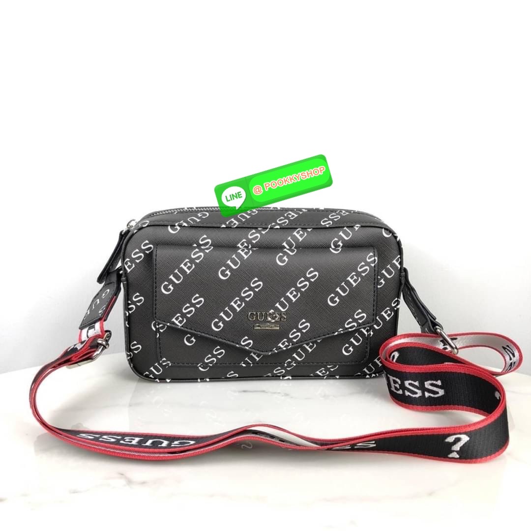 กระเป๋าสะพาย GUESS ด้านหน้าเปิด - ปิดกระเป๋าด้วยกระดุมแม่เหล็ก มีช่องใส่ของ 1 ช่อง ด้านบนเปิด - ปิดด้วยช่องซิป ภายในโล่ง มีช่องเล็กใส่ของ 2 ช่อง และมีช่องซิป 1 ช่อง มาพร้อมสายสะพาย สามารถถอดและปรับได้ Free Size ค่ะ
