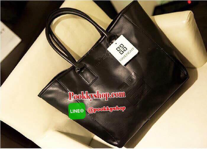 Best Seller! Givenchy Black Soft Leather Shoulder Handbags (Limited edition!) กระเป๋าถือหรือสะพายพรีเมี่ยมของเเท้จาก "Givenchy Perfume Counter" วัสดุหนังนิ่มเรียบสีดำด้านหน้าปั้มโลโก้แบรนด์ GV ภายใน Polyester 100% สีดำสกรีนโลโก้สวยดูดี เปิดปิดด้