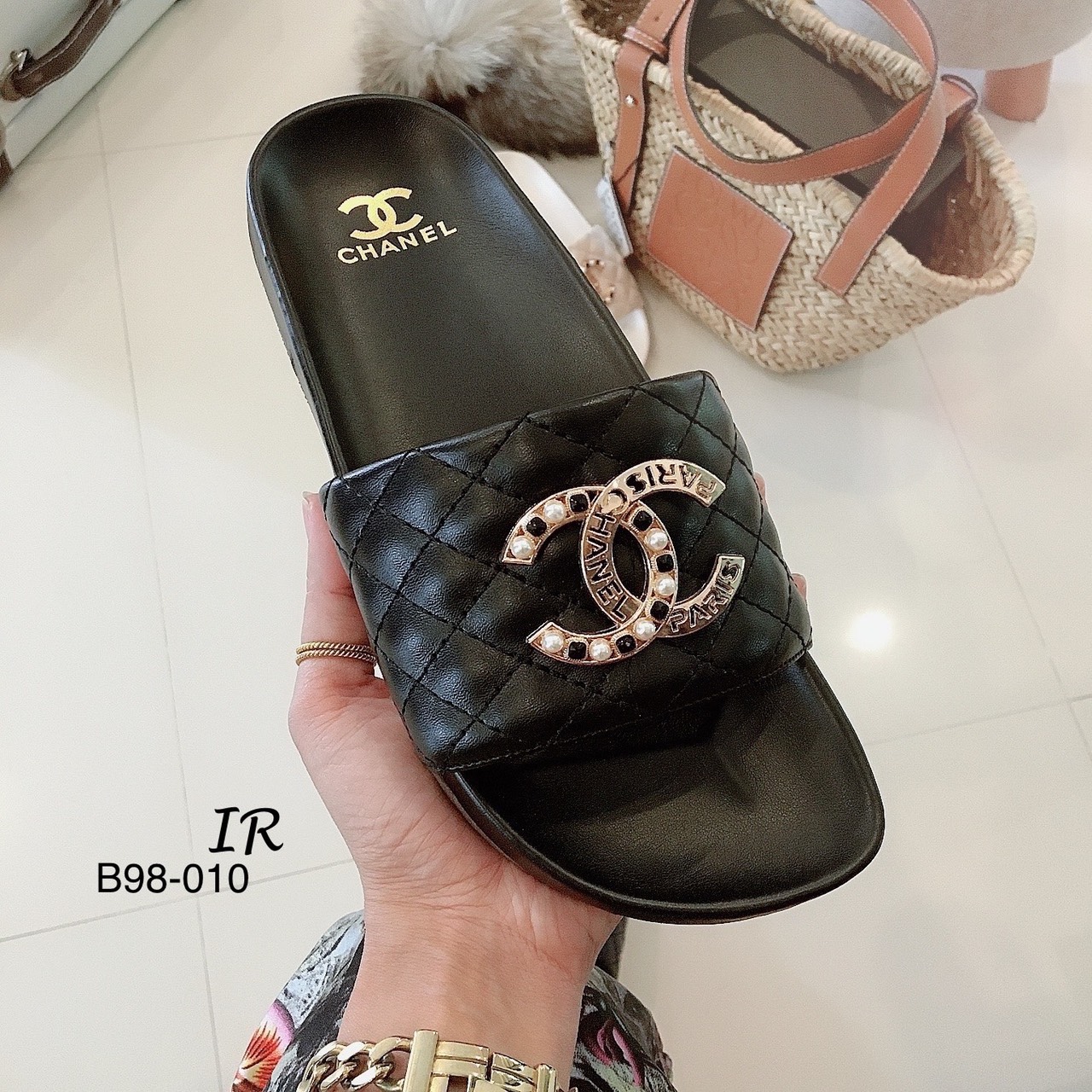 รีพีทแบบขายดี!!! พร้อมส่ง เข้าแล้วค่า Chanel สวยฟาดมากแม่!! วัสดุหนังนิ่มแต่งอะไหล่งานตอกอย่างสวยหรู ด้านในเสริมนวมซับกำมะหยี่นิ่ม ใส่สวยสบายๆในทุกๆวัน ใครมองหารองเท้าสวยๆใส่แล้วดูดี ดูแพง คู่นี้เลยค่า