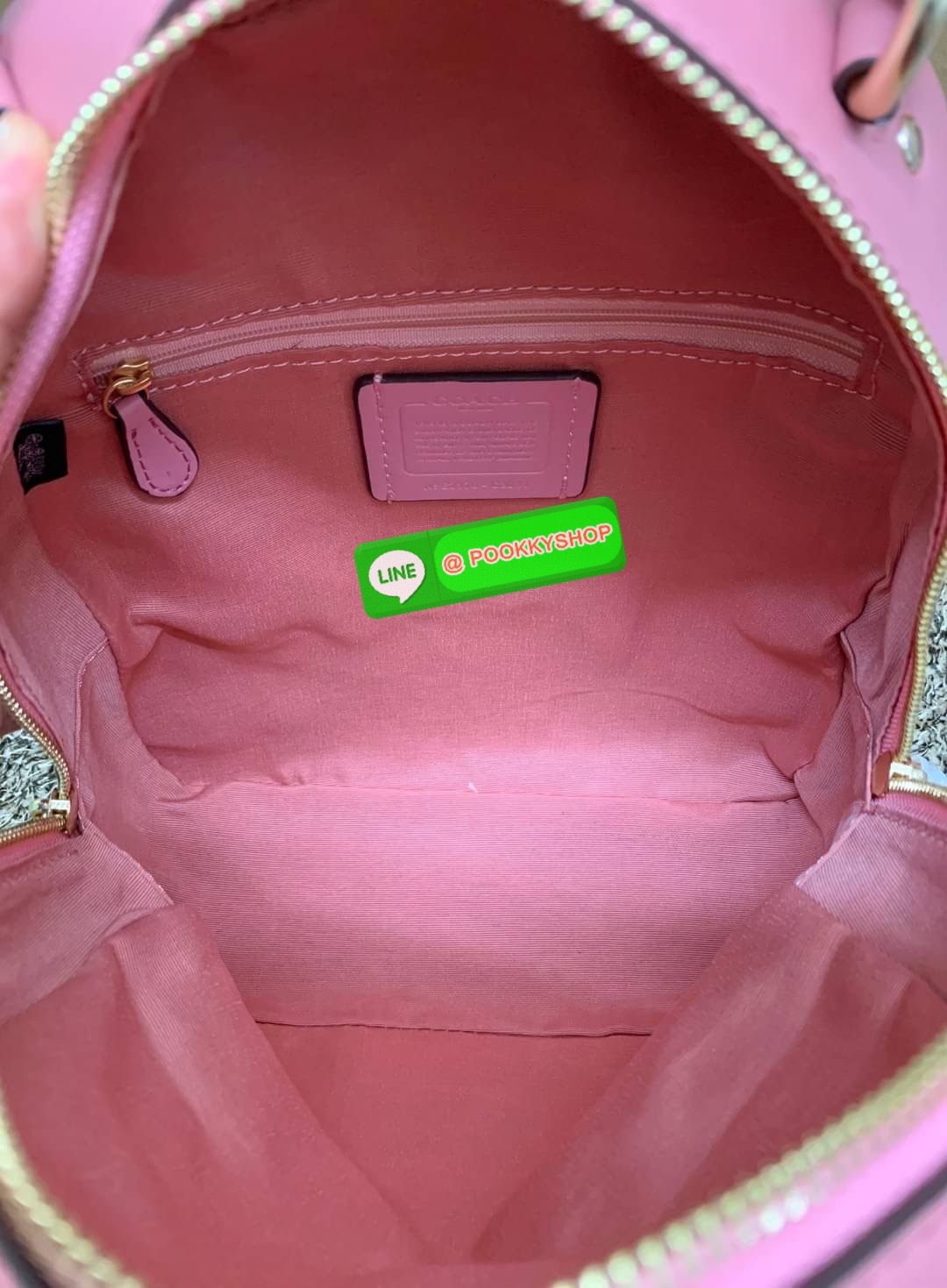 NEW IN! COACH JORDYN BACKPACK ((C1804//3011)) ไม่มียังไงไหว ต้องบอกว่าน้องสวยมากๆค่า! กระเป๋าสะพายหลังแบบมีหูหิ้ว หนังแแท้สวยค่ะ ❤️ทั้งใบปริ้นลายดอกไม้ สวยเด่ด สะดุดตาเลยทีเดียวค่ะ ด้านหน้ามีช่องซิปใส่มือถือหรือของจุกจิกลงไปได้ค่ะ เปิด-ปิดกระเป๋าแบ