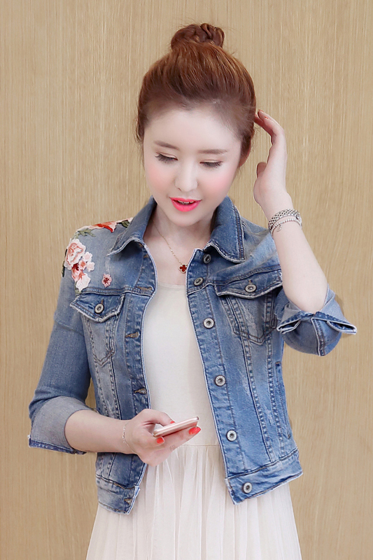 เสื้อผ้าแฟชั่นนำเข้า : แจ็คเก็ตยีนส์ พร้อมส่ง สีฟ้า แขนยาว คอปก แบบติดกระดุม แต่งลายปักดอกไม้ตรงหัวไหล่ด้านขวาเก๋ ยีนส์มีความยืดหยุ่นได้ค่ะ น่ารัก แฟชั่นมาใหม่สไตล์เกาหลี