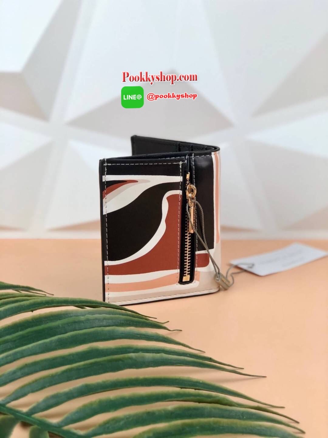 CHARLES & KEITH CROC-EFFECT SMALL WALLET กระเป๋าเงินใบสั้น วัสดุหนังพิมพ์ลายจรเข้ (สีมัลติหนังเรียบ) ด้านหลังมีช่องซิปใส่เหรียญ รุ่นนี้เปิดปิดแบบกระดุม ด้านในมีช่องใส่บัตรได้ 6 ใบ และช่องใส่ธนบัตรได้ตามยาว ไม่ต้องพับแบงค์เลยค่า น่ารัก ใบประทัดรัด ห้ามพลาด