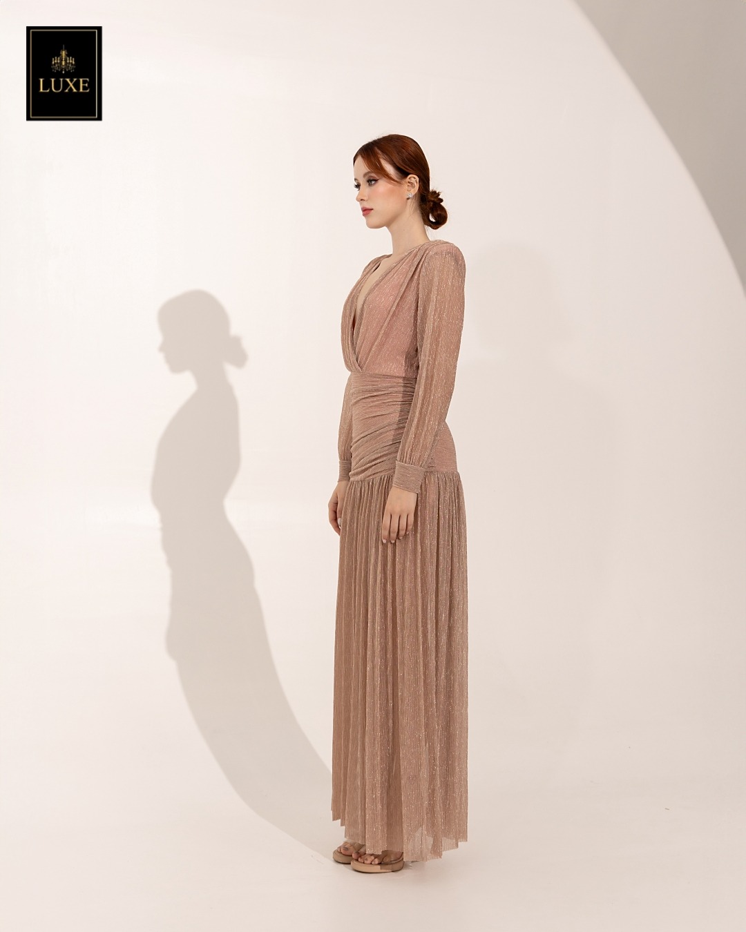 เดรสแฟชั่น แม็กซี่เดรสเสื้อคอวีป้าย แขนยาวเสริมไหล่ กระโปรงจับเดรปย่นเข้ารูปตรงสะโพก