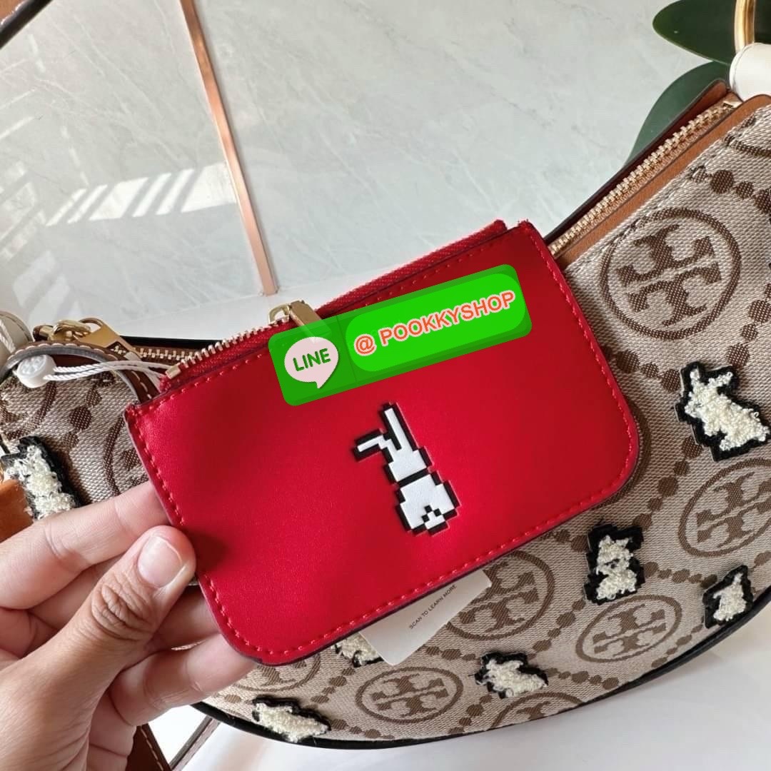TORY BURCH Mini T Monogram embroidered Rabbit crescent Bag 🐇 คอลเลคชั่นกระต่ายสุดร้อนแรงแห่งปี คอลเลคชั่นทีบ่งบอกสไตล์ที่ทันสมัยทรงครึ่งวงปักลายกระต่ายบนกระเป๋าสุดน่ารัก โด่ดเด่น วัสดุผ้าแจคการ์ดตัดหนังแท้ เปิดปิดด้วยซิป มาพร้อมกระเป๋าใส่เหรียญใบเ
