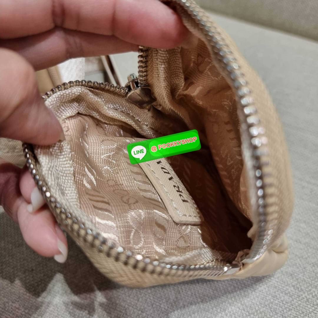 PRADA RE-EDITION 2005 RE-NYLON SHOULDER BAG ไอเท็มสุดปัง ที่ฮิตตลอดกาลไม่ว่าจะปีไหนๆ จัดให้ครบทั้งสีขายดีและสีใหม่ล่าสุด ที่สายคุณหนูห้ามพลาด!! กับกระเป๋าสะพายทรงคลาสสิค เหมาะเป็น everyday bag มากๆ วัสดุผ้าไนล่อนคุณภาพ พร้อมใบลูก ไว้ใส่เหรียญ ใส่กุญแจได้ส