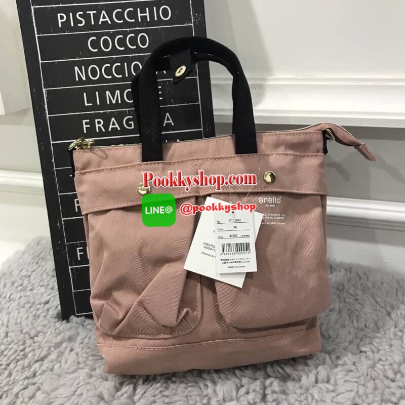 พร้อมส่ง Anello mini helmet bag ใหม่ล่าสุดค่า กับกระเป๋าทรงกะทัดรัด ที่พกพาไปได้ทุกที่เลยค่ะ ทรงเก๋ เนื้อผ้าเบา ใส่ของได้พอดิบพอดีเลยค่ะ รุ่นนึ้มีซิปเปิดปิดที่ปากกระเป๋า และยังมาช่องย่อยช่วยให้การจัดระเบียบของสะดวกขึ้นค่ะ มีสายสะพายยาว ถอดออกได้ และสามารถ