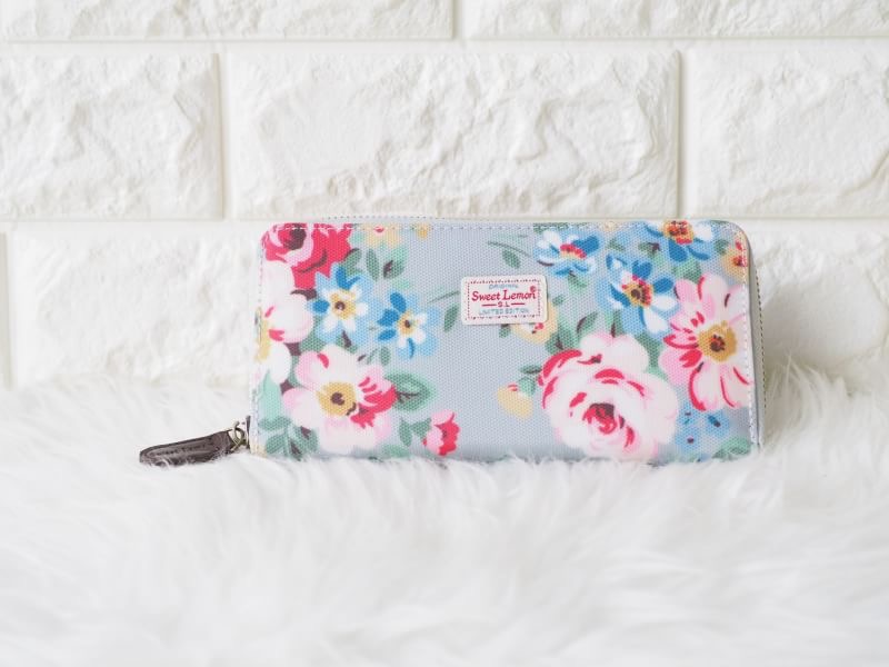 กระเป๋าสตางค์ใบยาว ลายเข้าใหม่ ✔️ทรงยาว 1 ซิบ เสริมดวงให้เก็บเงินได้ดี ✔️ใส่ธนบัตรได้ไม่ต้องพับ เรียงกันสวยงาม ✔️8 ช่องใส่บัตร + 2 ช่องใหญ่ ✔️1 ช่องซิบใส่เหรียญ