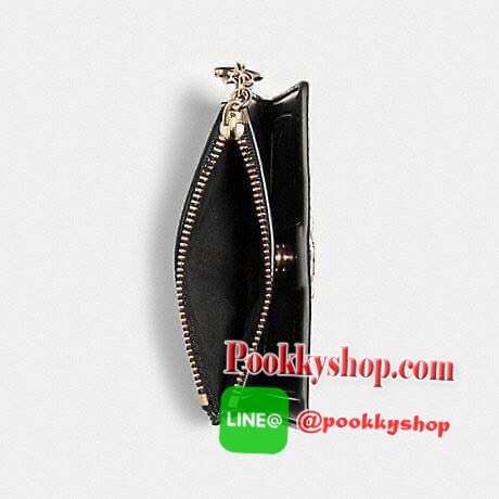 COACH 91058 SNAP CARD CASE WITH CRAYON HEARTS PRINT กระเป๋าสตางค์เก็บบัตร ลายปริ้นท์หัวใจเพ้นท์ ♥️ น่ารักน่าใช้ วัสดุหนังแคนวาสเคลือบ เปิด-ปิดด้วยกระดุม ภายในมีช่องใส่บัตร และใส่ธนบัตรได้ พร้อมช่องซิปแยกใส่เหรียญได้อีก พกพาง่าย สะดวก ไม่กินพื้นที่ก