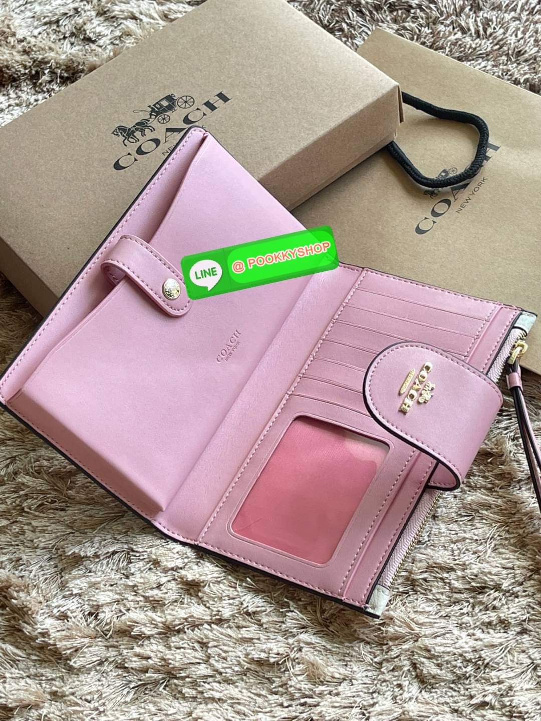 COACH TECH WALLET IN SIGNATURE CANVAS อีกหนึ่ง collection ของกระเป๋าสตางค์ที่ดีไซน์ทันสมัยให้ใช้งานได้แบบครบครัน เป็นกระเป๋าสตางค์ ที่มีช่องสำหรับใส่โทรศัพท์มือถือ ธนบัตร เหรียญ และบัตรต่าง ๆ ใช้งานแบบ2ด้าน เพิ่มความสะดวกสบายด้วยสายคล้องมือ ช่วยให้พกไปไหน