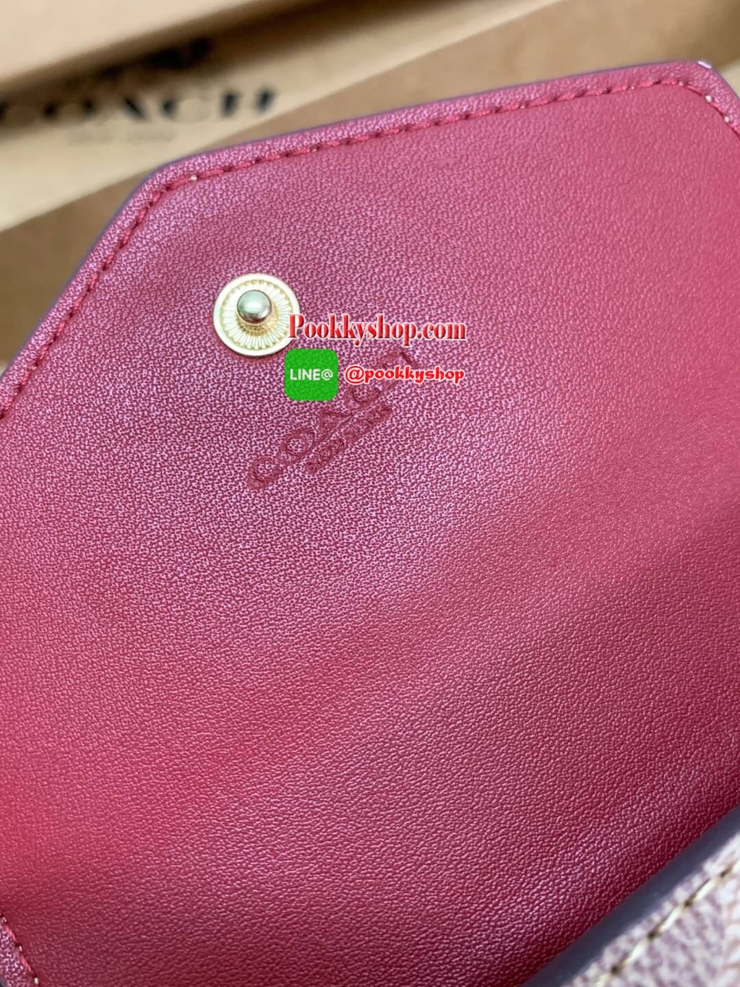 New in COACH SHOT WALLET BAG กระเป๋าสตางค์ใบสั้น วัสดุหนังแกะสวย ขนาดกำลังดี เปิดปิดกระเป๋าแบบกระดุม ข้างในมีช่องใส่ธนบัตรตามยาวได้ ช่องใส่บัตรต่างๆได้ถึง9ใบค่ะ พร้อมช่องซิปด้านหลังใส่เหรียญหนึ่งช่องค่ะ เป็นอีกรุ่นที่น่าใช้มากๆ สินค้าพร้อมส่งที่ไทยนะค่ะ