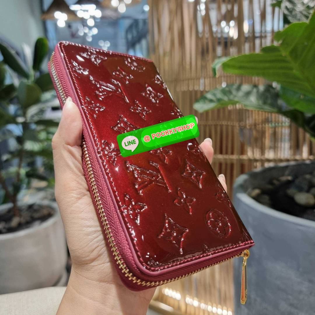 NEW IN!! LV long zip wallet with gwp กระเป๋าสตางค์พรีเมี่ยมกิ๊ฟ ดีไซน์ล่าสุด หนังแก้ววิบวับ หรูหรามาก ใบยาวขนาดกำลังเหมาะมือ ถือแล้วขับผิว ถือออกงานก็คือเลิศ วัสดุหนังแก้วเคลือบผิวกลิตเตอร์ เล่นกับแสงสวยมาก เปิด-ปิดด้วยซิปรอบ ภายในมีช่องใส่บัตรเยอะมาก มีช