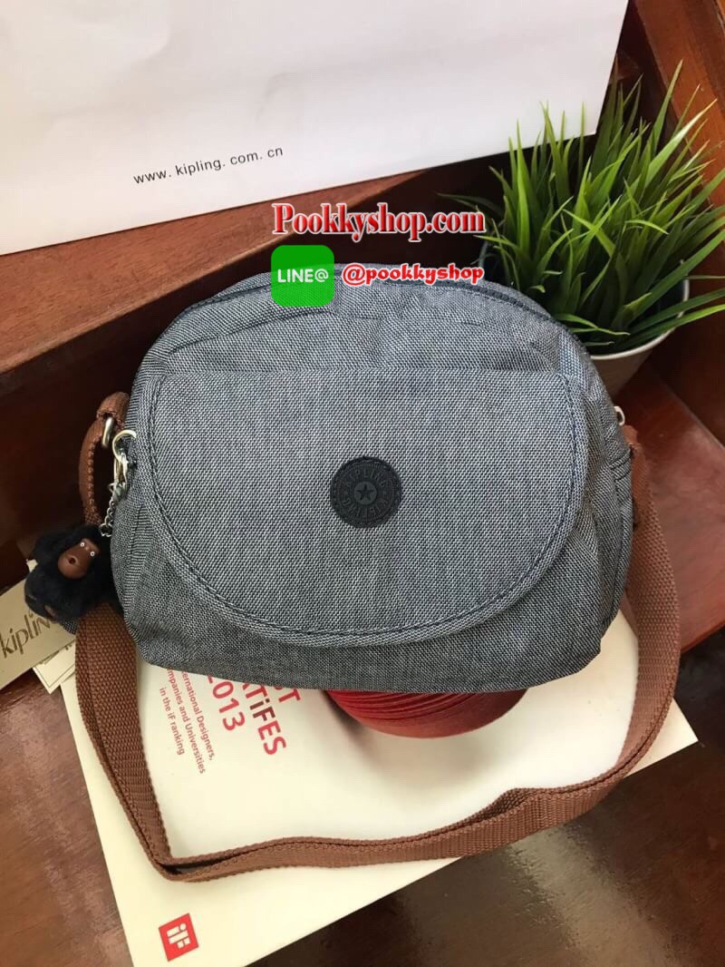 Kipling Flax Shoulder Bag กระเป๋าสะพายข้างทรงcrossbody ปรับความยาวสายให้เข้ากับลำตัวได้ฟรีไซส์ วัสดุไนล่อนคุณภาพสูงและน้ำหนักเบา กันน้ำได้ ด้านหน้ามีช่องให้หนึ่งช่อง เปิดปิดช่องซิปหลัก แบบซิปเดียว ภายในกว้างและมีช่องซิป/ช่องเล็กให้ใส่ของจุกจิก ด้านหน้าประ