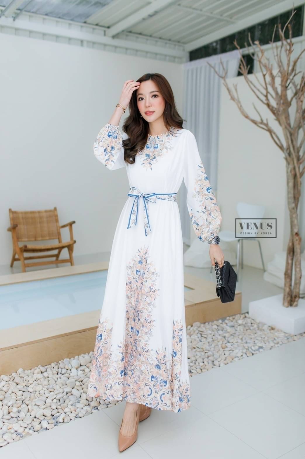 Restock ♥️♥️♥️♥️ I'm Lady By Venus MaxiDress แม๊กซี่เดรสยาวพิมพ์ลายสไตล์โบฮีเมี่ยน งานมาพร้อมกับสายคาดเอวผูกเข้าชุดกันนะคะ แม๊ทกับรองเท้าส้นสูงก็สวยเป๊ะคะ