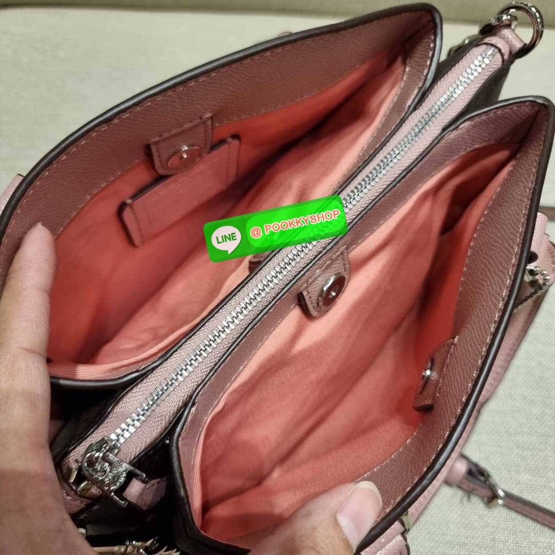 COACH F29434 MINI SAGE CARRYALL IN SIGNATURE CANVAS รุ่นยอดฮิต!! ที่สุดของกระเป๋าสะพายขายดี ต้องทรงถังมินิรุ่นนี้ วัสดุหนังแคนวาสเคลือบลาย สวย คลาสสิค มาพร้อมสายสะพายข้างและหูหิ้วในตัว ถอดออกถือคล้องแขนเก๋ๆ หรูๆยังได้ ภายในเป็นช่องโล่ง แบ่งสัดส่วนอย่างดี