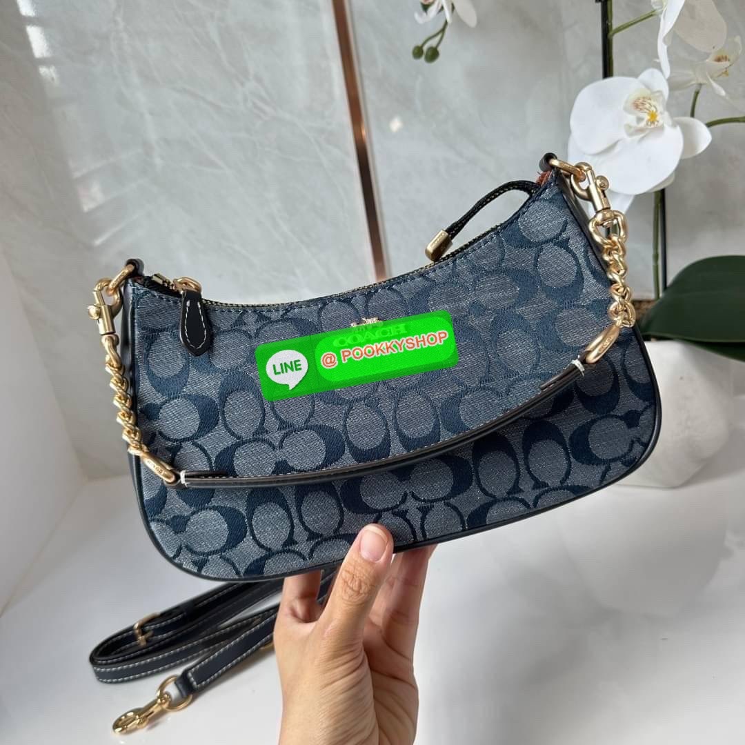 COACH TERI SHOULDER BAG IN SIGNATURE CHAMBRAY ( CH139) กระเป๋าทรงพอช ดีไซน์สุดหรูวัสดุผ้า jacquard ทอลายแบรนด์ ซับในผ้า มาพร้อมสายสะพาย 2 เส้นสามารถถอดได้ เปิด-ปิดด้วยซิป ด้านในช่องโล่งกว้างมีช่องใส่บัตรเครดิต 2 ช่อง ใส่โทรศัพท์มือถือได้ทุกรุ่น ใส่กระเป๋า