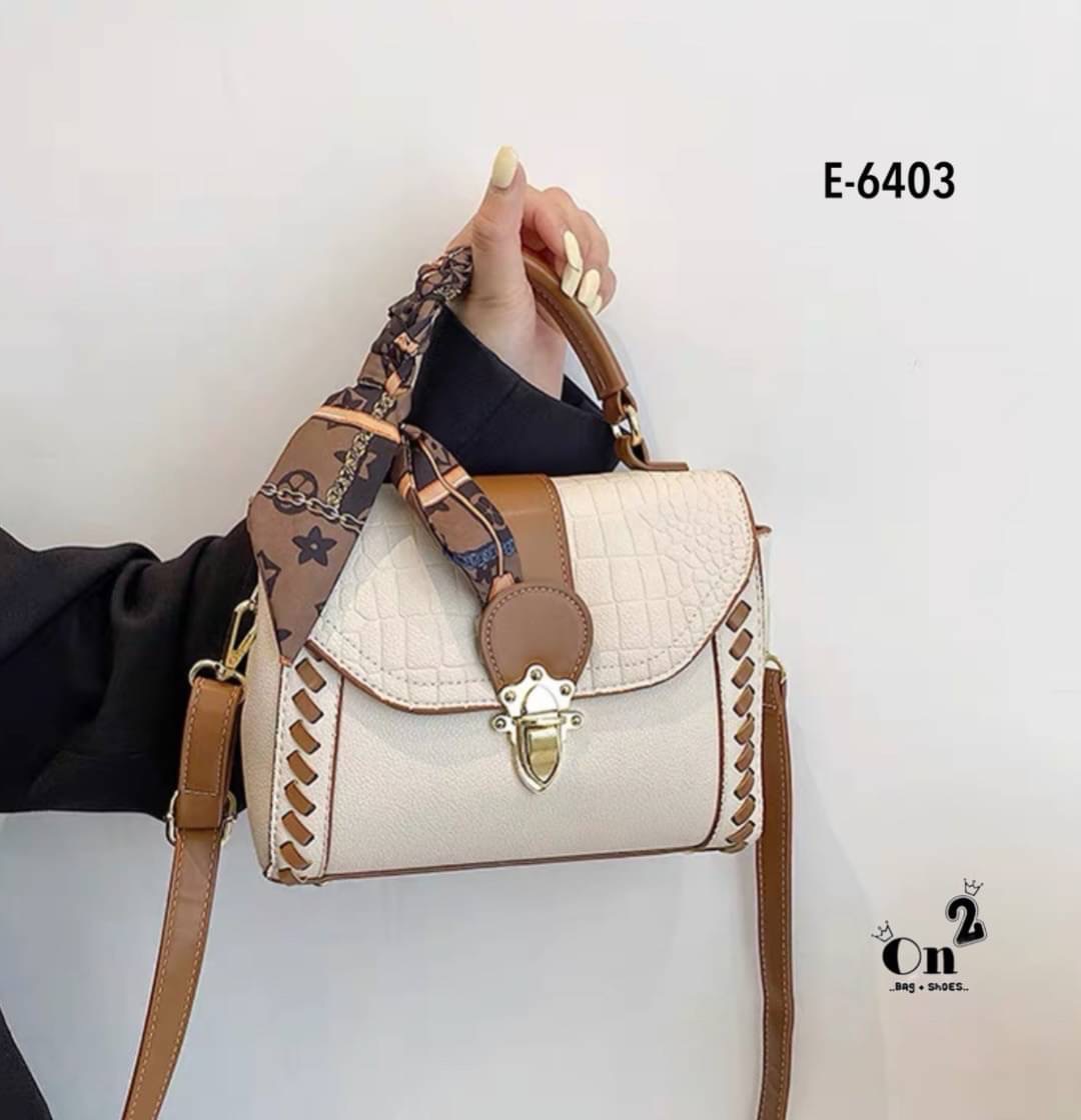 สุดปังงงไปเลยค่าา ทรงเหลี่ยม ฝาปิดลายหนังจระเข้ อะไหล่ทอง มาพร้อมสายสะพายยาว 1 เส้น สามารถถอดสาย ถือเก๋ๆได้ หรือใส่สายยาว crossbody ได้เลยค่ะ