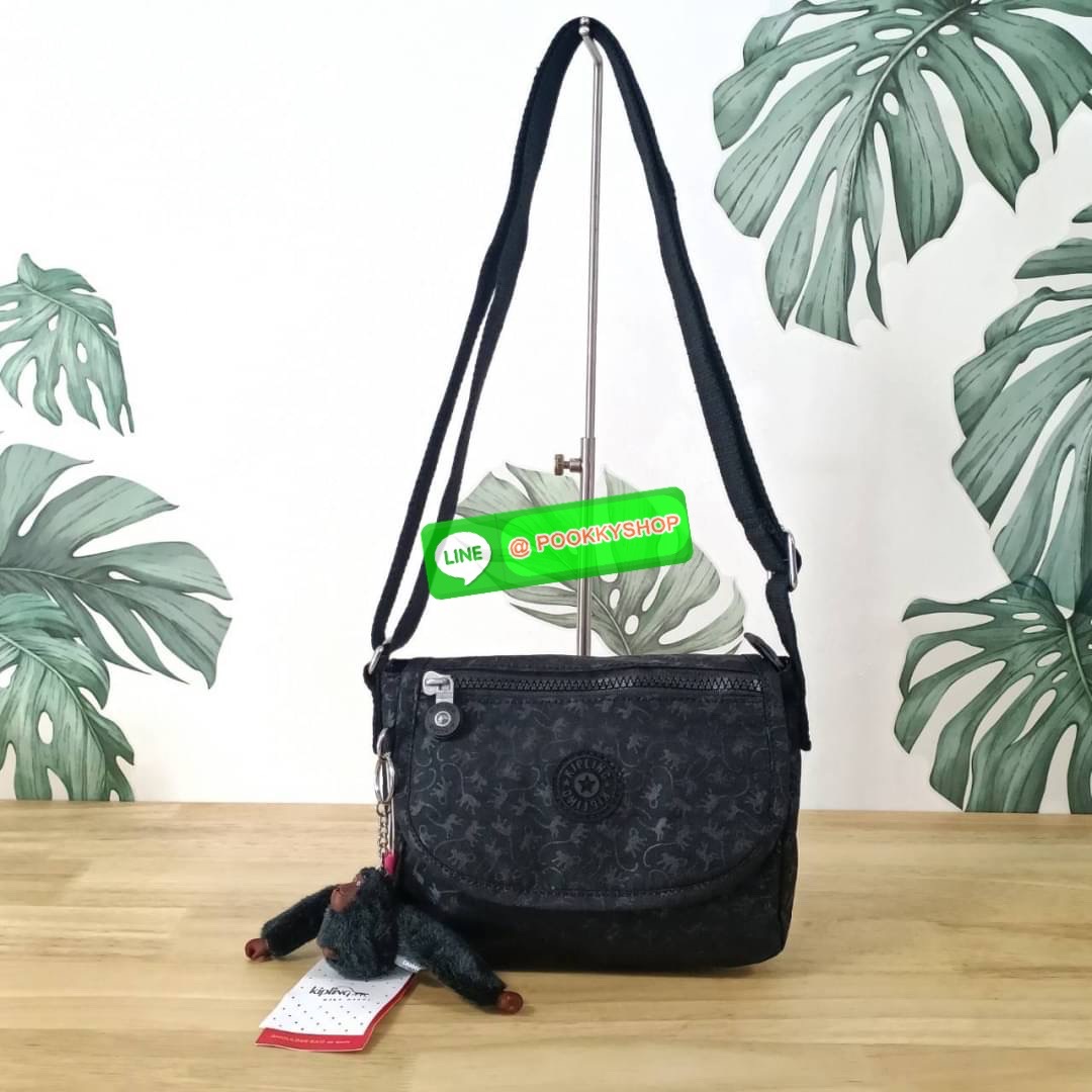 KIPLING SABIAN CROSSBODY MINI BAG กระเป๋าสะพายข้าง วัสดุ Nylon & Polyester 100% ขนาดเล็กกำลังน่ารัก เปิด-ปิดด้วยฝาปิดกระดุมแม่เหล็กและซิปแบรนด์ ด้านในมีแท็กแบรนด์