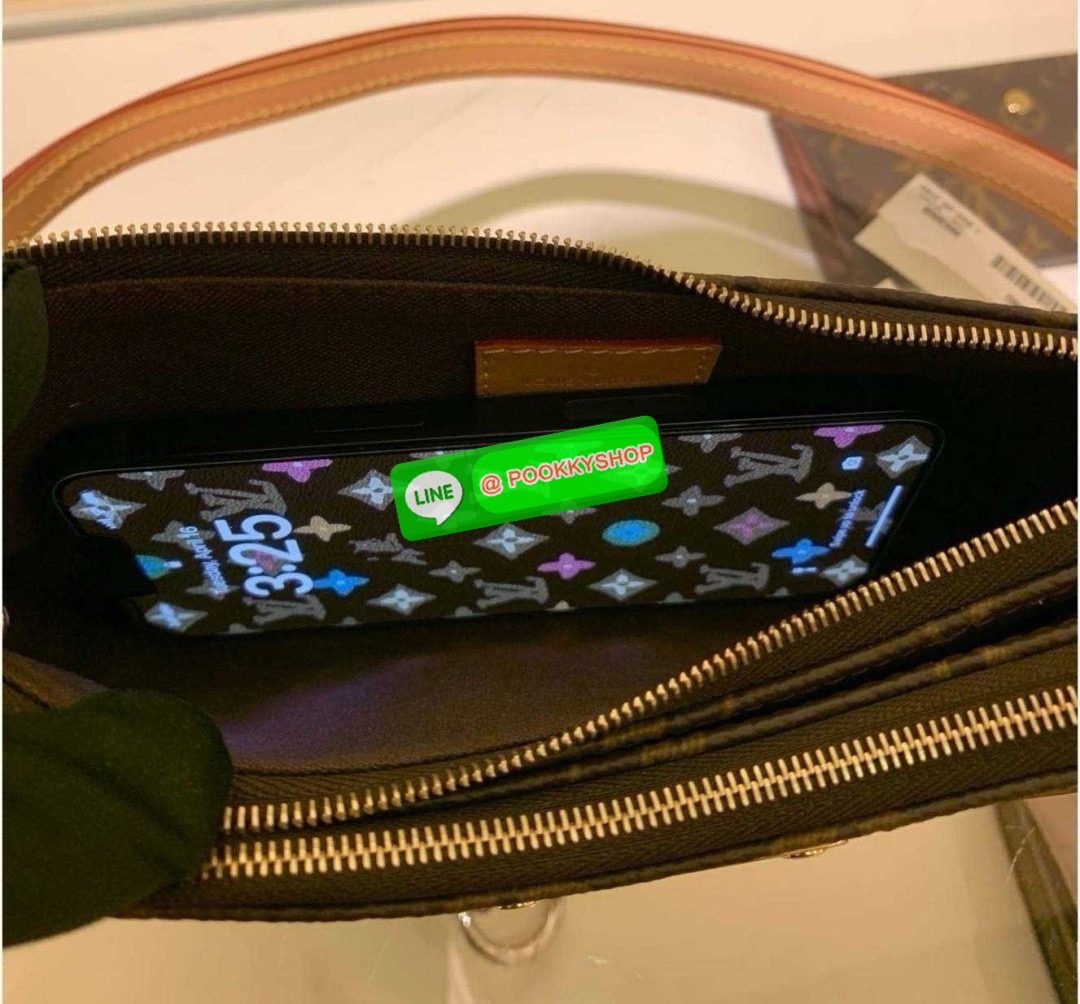 🔆 Model LV liv pochette 🔆 Details ยังคงมีความเป็นเอกลักษณ์ ดีไซน์ลวดลายโมโนแกรมเรียบหรู กับกระเป๋าทรงสวยจากเคาน์เตอร์ dutyfree สวยจับต้องได้ เก๋มากๆ เพลทโลโก้สีทองโดดเด่น มาพร้อมสายสะพายถึง 2 แบบ สายโซ่และสายหนัง ที่สามารถปรับใช้สร้างลุคได