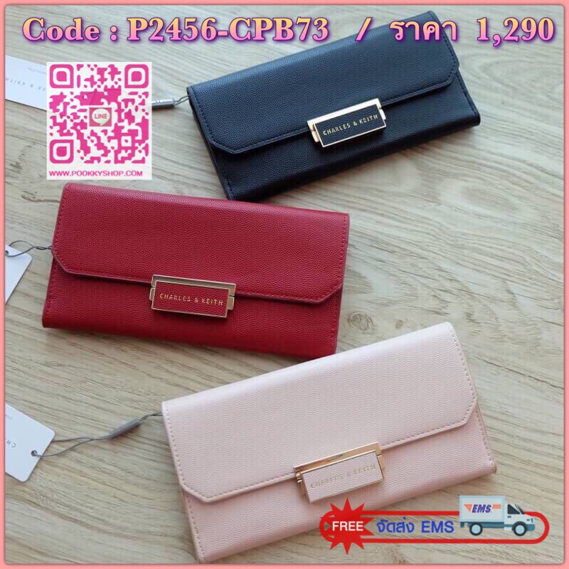 Charles & Keith Push-Lock Long Wallet กระเป๋าสตางค์ใบยาว วัสดุหนังลายคาเวียร์ สามารถใช้งานได้ทั้งด้านหน้าและด้านหลัง ด้านหน้าเปิด - ปิดด้วยตัวกดล็อคทั้ง 2 ฝั่งพร้อมกัน ภายในมีช่องซิปและช่องใส่ธนบัตร ด้านหลังเปิด - ปิดด้วยกระดุม ภายในมีช่องใส่บัตรหลายช่องแ