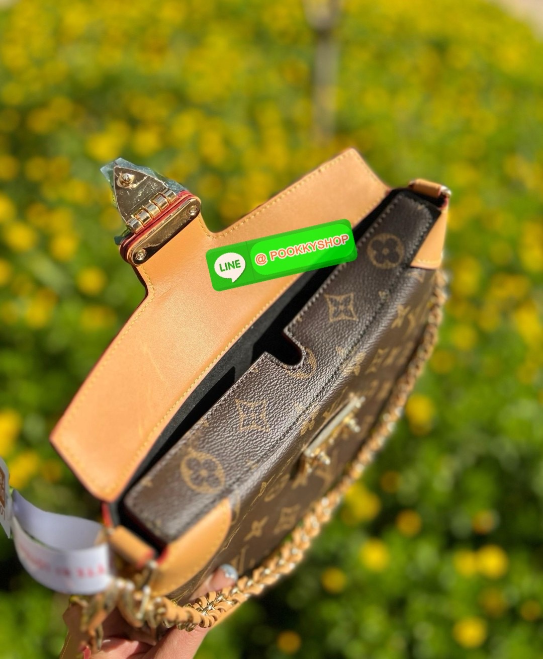 NEW IN เป็นอีกหนึ่งรุ่นที่สวยและดูดีมาก ห้าทพลาด! LOUIS VUITTON TWINNY BAG ((VIP GIFT DUTY FREE ตปท.)) 🔖พร้อมส่ง! เปิดออกมาน้องจะมีความหอมอ่อนๆในตัว คือดีย์มากๆ หนังแท้อย่างดี มีความนิ่ม ทรงสวย เก๋ ใช้ได้กับทุกๆวันไม่เบื่อเลยค่ะสาวๆ