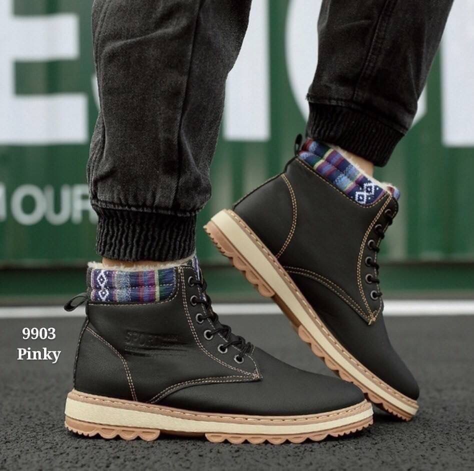 พร้อมส่ง 9903 รองเท้าหนังหุ้มข้อชาย 9903 งานนำเข้าอีกงานที่หนุ่มๆ ตามหา งานคุณภาพ หนัง pu พรีเมี่ยม ด้านในบุผ้าสำลี พื้นกันลื่นอย่างหนา ปลายข้อแต่งลายเล็กน้อย เท่ห์ได้อีก สวมง่าย ใส่สบาย ซับเหงื่อได้ดี งานดีมีน้อย ราคาเบามั่กๆ
