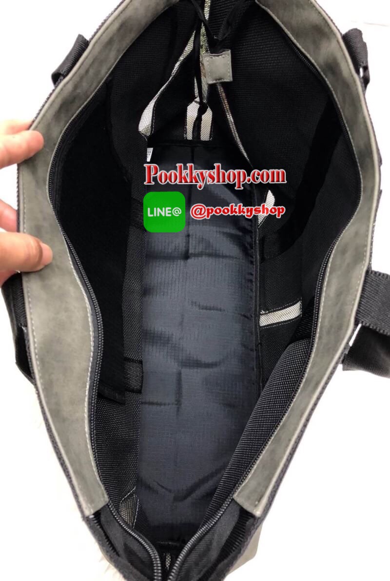 New !! ADIDAS HAND BAG กระเป๋าถือทรงสปอร์ต วัสดุหนังกลับ หนังนิ่ม น้ำหนักเบา น่าใช้มากๆค่ะ ด้านหน้าสกรีนส์โลโก้แบรนด์ เปิดปิดกระเป๋าแบบซิป ภายในโล่ง กว้าง สามารถใส่ของหรือสัมภาระได้จุมากค่ะ บอกเลย! มีช่องซิปหนึ่งช่องนะคะ หูหิ้วสูง สาวๆ สามารถสะพายไหล่ได้ค