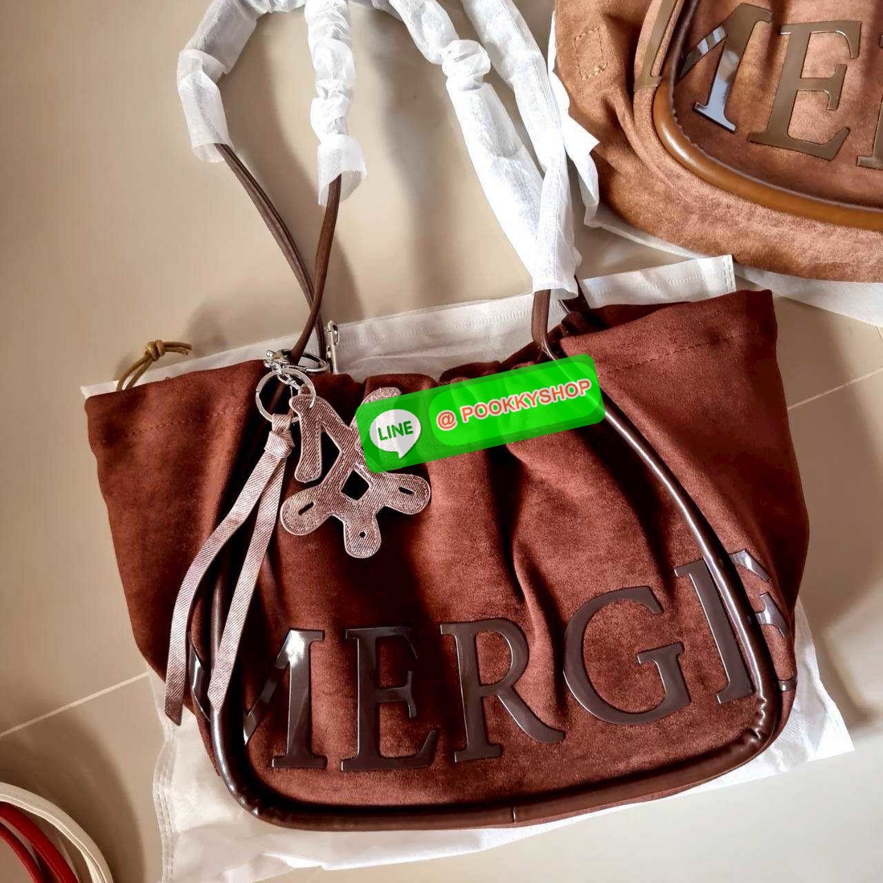 Merge a day bag (medium) 🔆 Details จะกี่รุ่นก็แรงไม่ไหว! กับกระเป๋าสะพายทรงสวย รุ่นผ้ากำมะหยี่ โทนสีน้ำตาลที่กำลังอินมากสำหรับปีนี้ รูปทรงยืดหยุ่น สามารถปรับปีกกระเป๋าเก็บทรงได้ สายสะพายคล้องไหล่ในตัว ภายในมีกระเป๋าผ้าซ้อนให้ ถอดออกได้ (มีอะไหล่เก