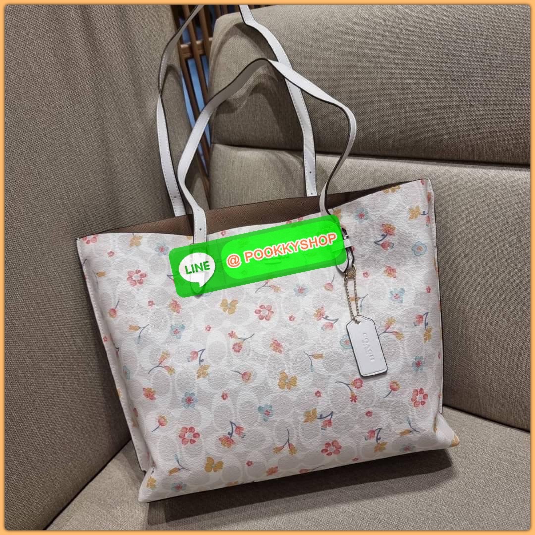 COACH C8612 MOLLIE TOTE IN SIGNATURE CANVAS WITH MYSTICAL FLORAL PRINT กระเป๋าทรงโท้ท ใบใหญ่จุใจ สวยคุ้มค่าดีไซน์ใหม่ น่าใช้ที่สุด วัสดุหนังแคนวาส หูสะพายในตัว ปรับได้อีกเล็กน้อย ภายในโล่งกว้างมาก มีช่องซิปแยกให้ ใบนี้สามารถใส่เสิ้อผ้าไปเที่ยวแบบ short va