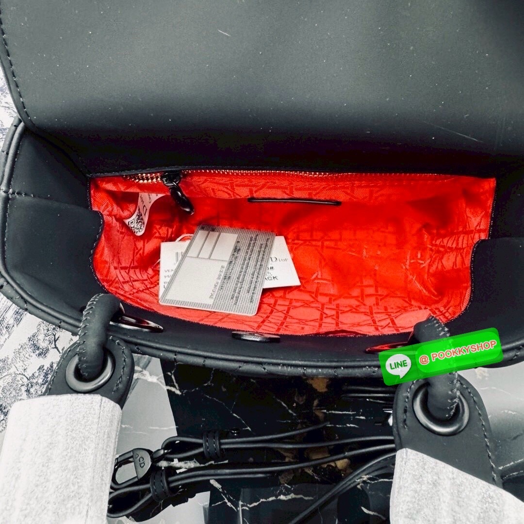 🕊️ พร้อมส่ง | Dior Medium Lady Dior Bag 25cm กระเป๋าสะพายทรงโท้ท ที่สุดของความเรียบหรูดูแพง น้อยแต่มากที่แท้ทรู ดีไซน์เรียบง่าย แต่แฝงไปด้วยความหรูหรา ทรงกล่องคลาสสิค โดดเด่นด้วยพวงกุญแจอะไหล่โทนสีเดียวกับกระเป๋า เป็นเอกลักษณ์ด้วยลายเส้นซ้อนทับสวย