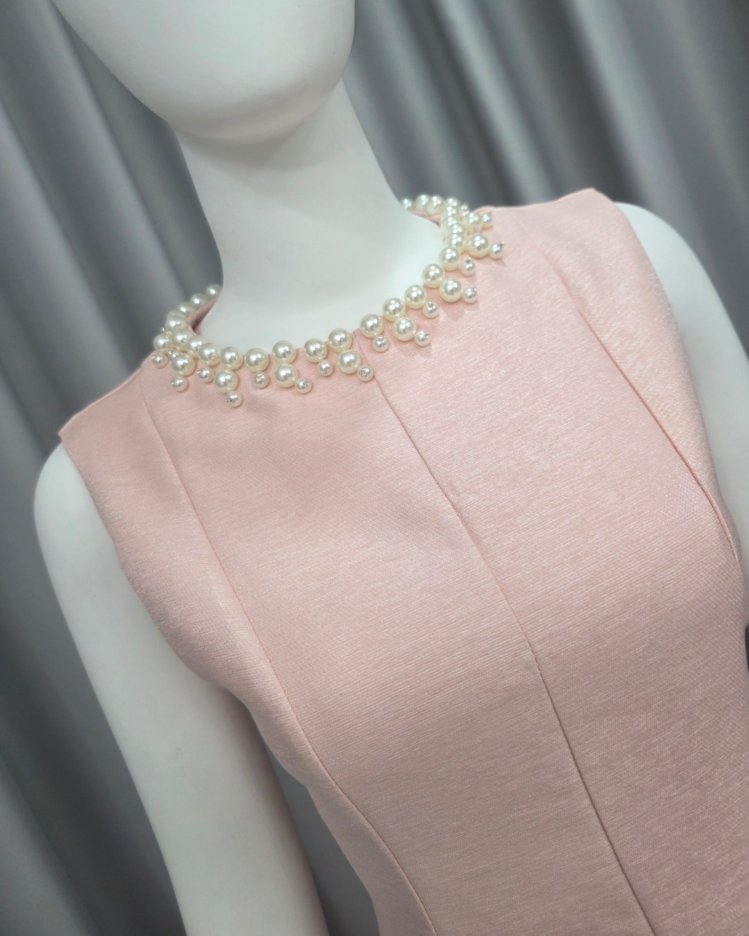 เดรสแฟชั่น เดรสเสื้อคอกลมแขนกุด กระโปรงบาน แต่งลูกปัดมุกรอบคอเสื้อ