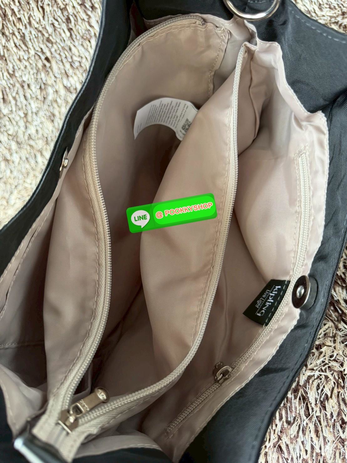 💕Kipling Aliana Shoulder Bag เป็นกระเป๋าสะพายไหล่ดีไซน์เรียบหรูที่ลงตัวทั้งสไตล์และการใช้งาน มาพร้อมช่องหลักปิดเปิดด้วยกระดุมแม่เหล็ก ช่องด้านในมีช่องแยกใช้การใช้งานหลายช่องอย่างชัดเจน รวมทั้งยังมีช่องที่ซ่อนอยู่ภายนอก มาพร้อมสายสะพายปรับฟรีไซส์ เ