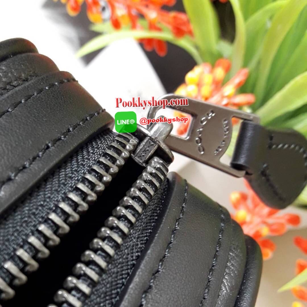 NEW IN !! COACH GRAHAM CROSSBODY IN SIGNATURE LEATHER (COACH F50713) **รุ่นตามหากันเยอะมากๆ** กระเป๋าสะพายข้าง ใช้ได้ทั้งผู้ชายและผู้หญิง โดดเด่นด้วยลาย Signature แบบลาย C นูน สายสะพายถอดได้ สามารถถือเป็นครัชได้ สามารถปรับสายสั้นเป็น คาดอกได้ ขนาดกำลังดี