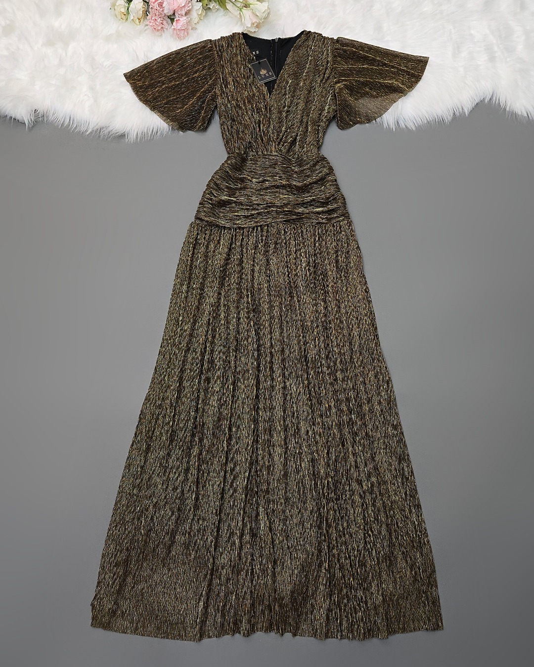 เดรสแฟชั่น แม็กซี่เดรสเสื้อคอวีป้าย แขนระบาย กระโปรงจับเดรปเข้ารูปตรงสะโพก