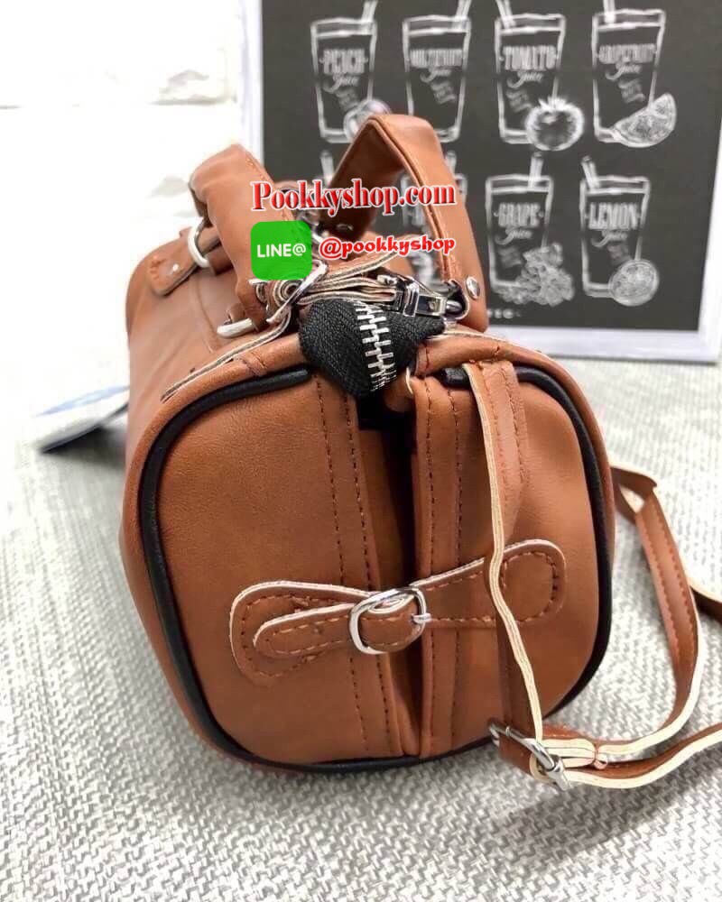Brand : Adidas Mini Shoulder bag and messger bag 2018 Detail : กระเป๋าสะพายข้างใบเล็กกระทัดรัด แนวsport วัสดุทำด้วยหนังPU นิ่ม น้ำหนักเบา Logo Adidas สกีนทั้ง 2 ข้าง สามารถใช้ได้ทั้งด้านหน้าและด้านหลังเวลาสะพาย ภายในกว้างสามารถเก็บของได้พอสมควร ใส่กระเป๋า