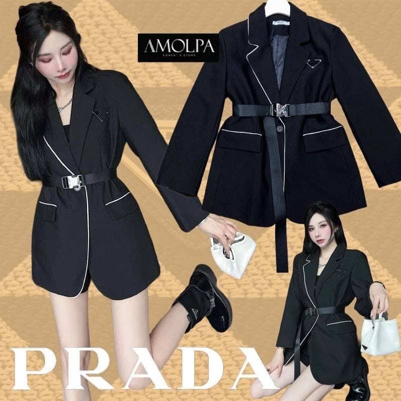ตัวเสื้อเป็นสูท BLAZER งาน PRADA WITH BELT ด้านหน้าแต่งกระดุม มีกระเป๋าล้วงด้านหน้า งานดีมากกก ผ้าอย่างหนัก มีซับในในตัว งานเนี๊ยบ *** งานการันตรี คุณภาพดีสุดๆคะ*** งานดีแบบนี้สาวๆทราบแล้ว รีบจองด่วนก่อนหมดน้ะจ้าา ป้าย Tag PRADA