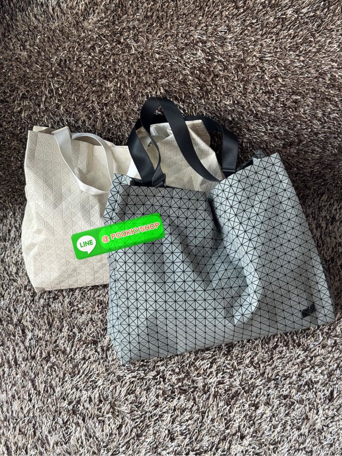 Baobao Issey Miyake Cart geometric L tote bag รูปทรงที่สร้างขึ้นโดยบังเอิญ' เสื้อผ้าที่มีโครงสร้างและได้รับการออกแบบทางวิศวกรรมอันเป็นเอกลักษณ์ของแบรนด์ ส่งต่อไปยังเครื่องประดับที่น่าประทับใจและไร้กาลเวลาเหล่านี้ กระเป๋าโท้ต Cart ประดิษฐ์ขึ้นจากการตั